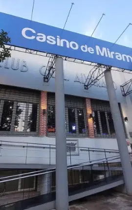 El gran casino de la pequeña ciudad costera de Miramar
