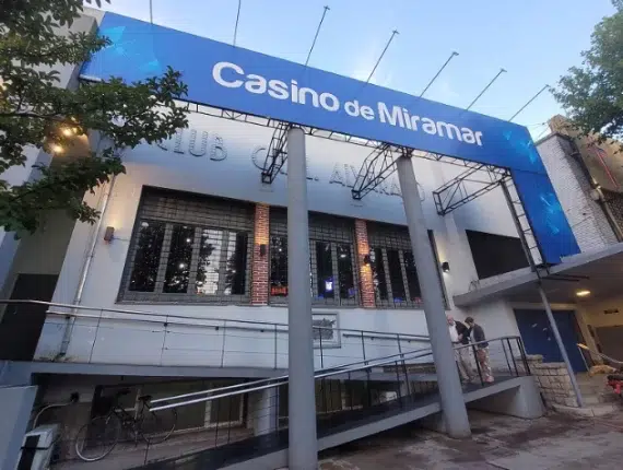 El gran casino de la pequeña ciudad costera de Miramar