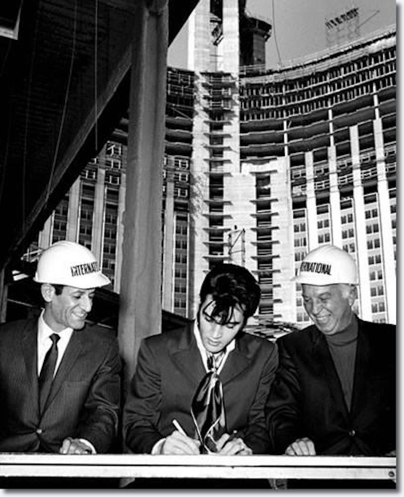 foto de elvis assinando contrato