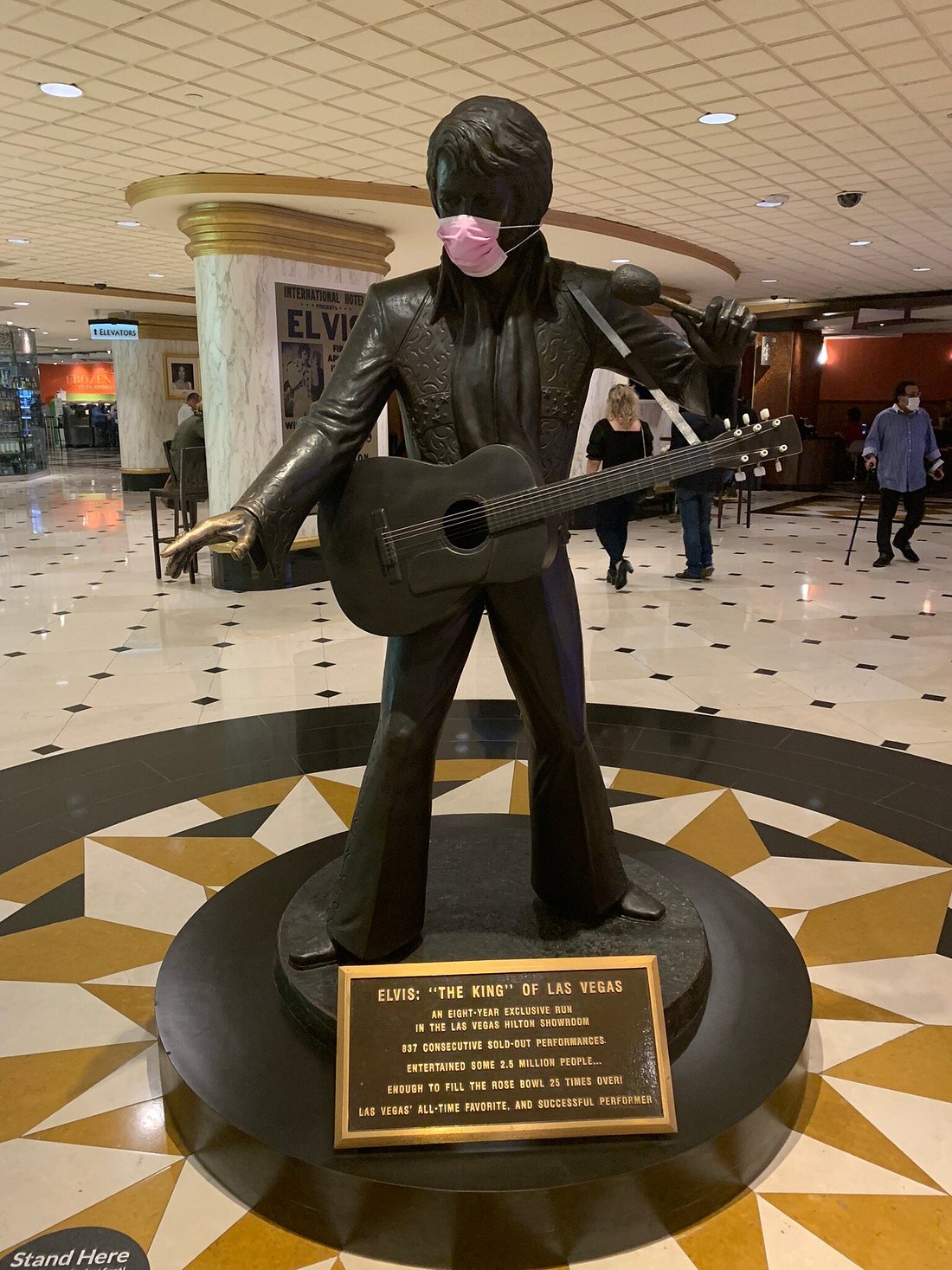 foto da estatua do elvis
