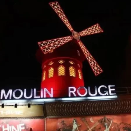 El tributo a Moulin Rouge hecho casino peruano
