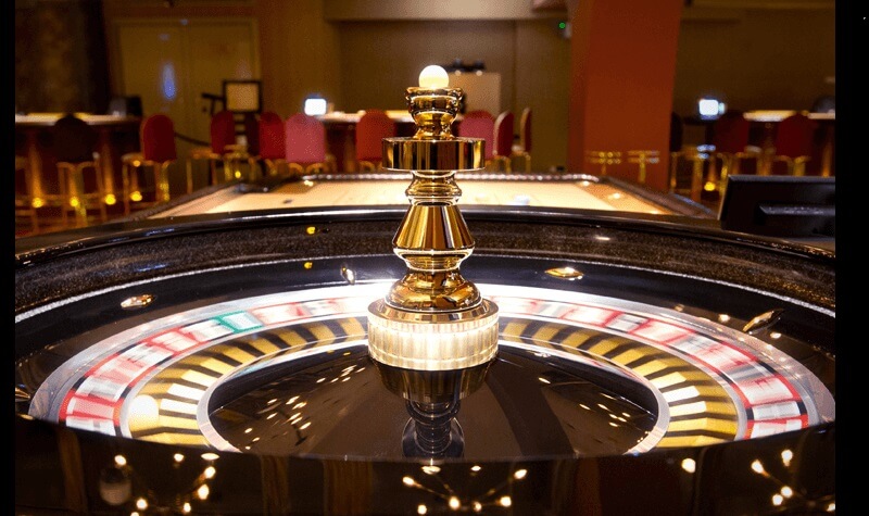 Play casino roulette game