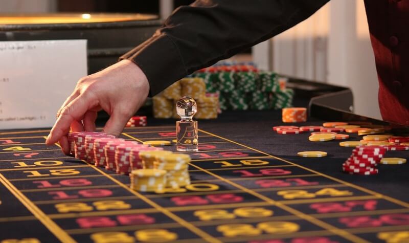 el crupier en el casino